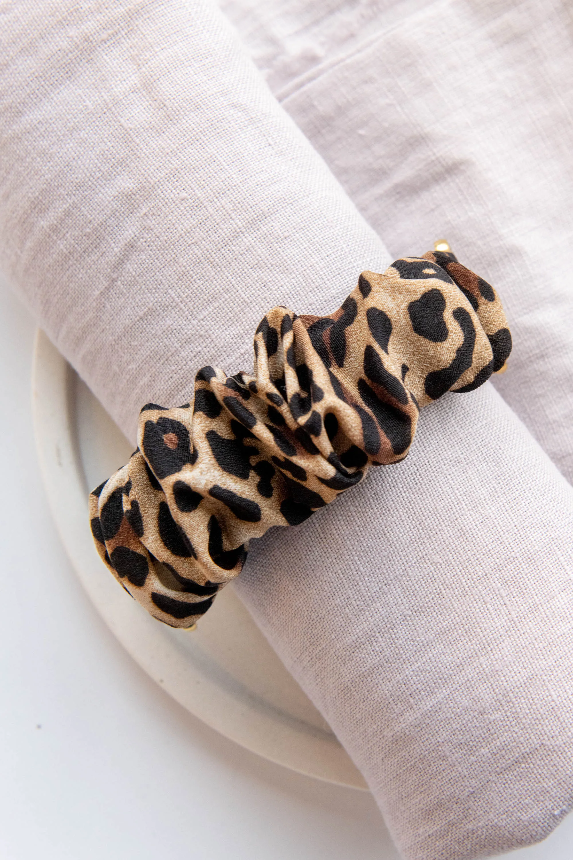 Time To Go Scrunchband, Beige Leopard